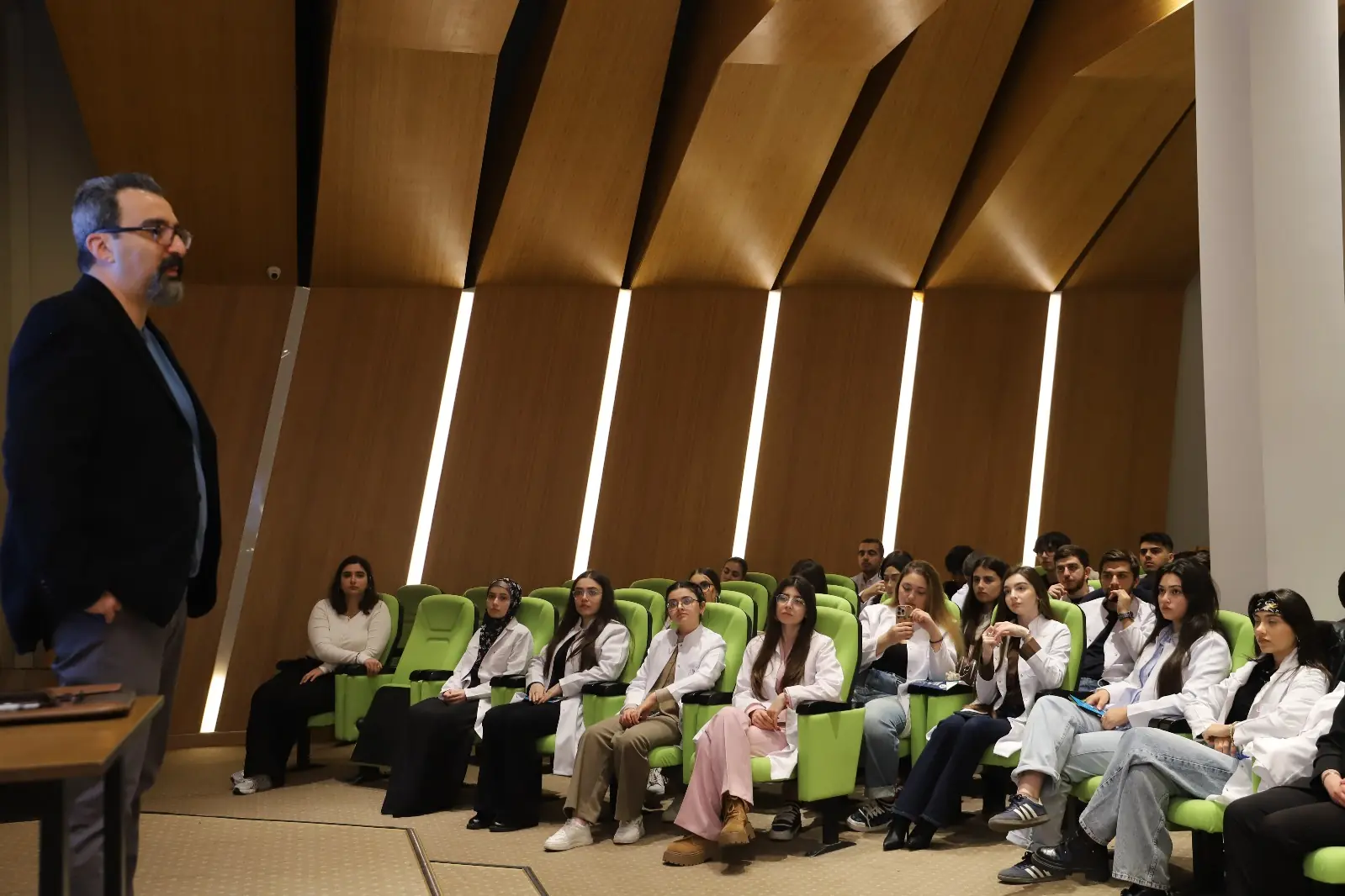Hazar Üniversitesi’nde “Cerrahi Pratikte Dijital Dönem ve Hastaya Özel İmplant” konulu bilimsel seminer düzenlenmiştir